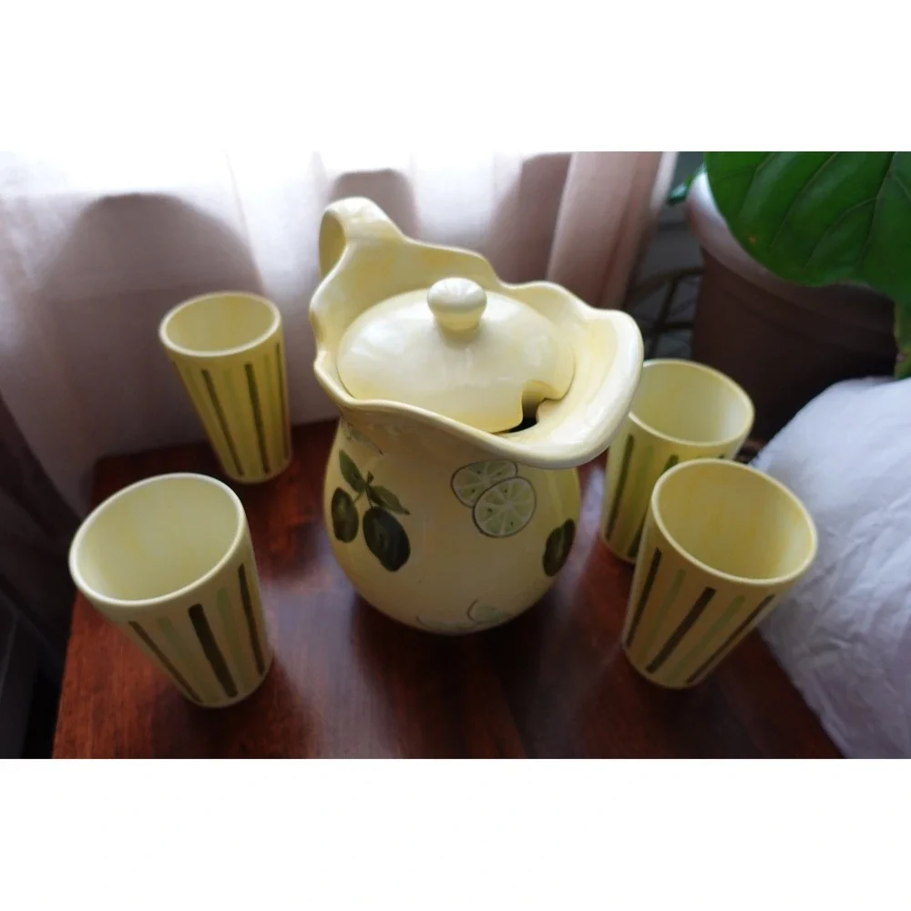 Vintage Lemonade Pitcher with Pouring lid and 4 matching tumblers‎